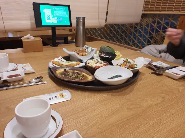 테이블 세팅 및 음식