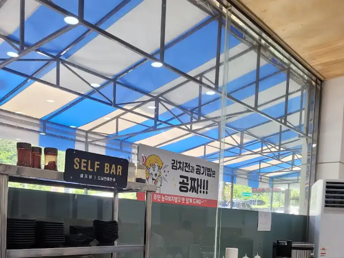 가게 입구의 셀프바 안내와 메뉴판 모습