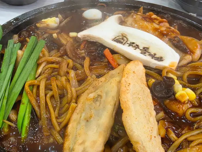 돌짜장 상세 모습