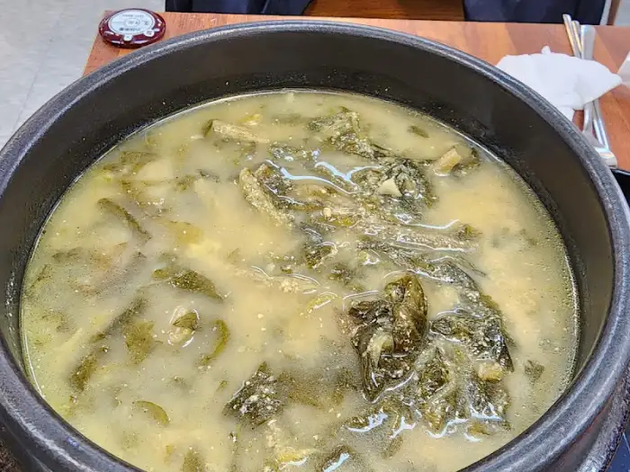 시래기 탕의 클로즈업 모습