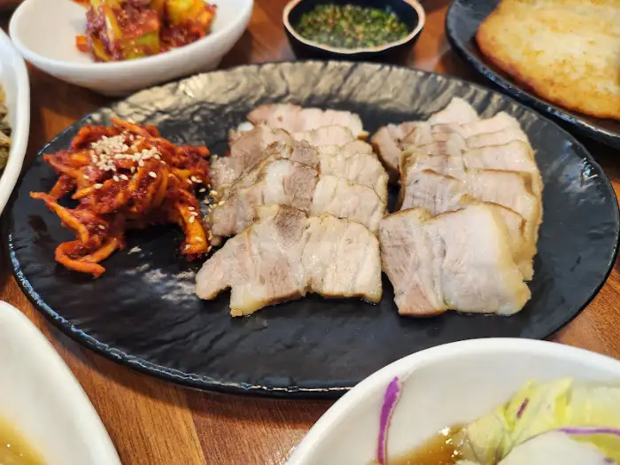 담백하게 삶아진 수육과 곁들임 찬