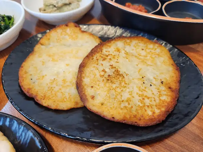 바삭하게 잘 부쳐진 감자전