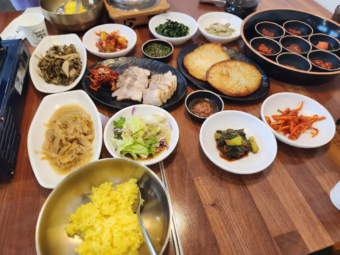 테이블에 차려진 다양한 음식들