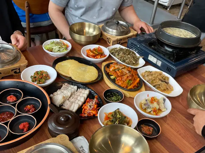 다양한 반찬과 메인 요리들이 놓인 테이블 모습
