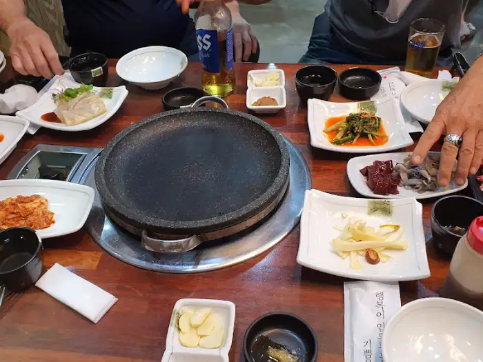 테이블 세팅과 식사 준비 모습