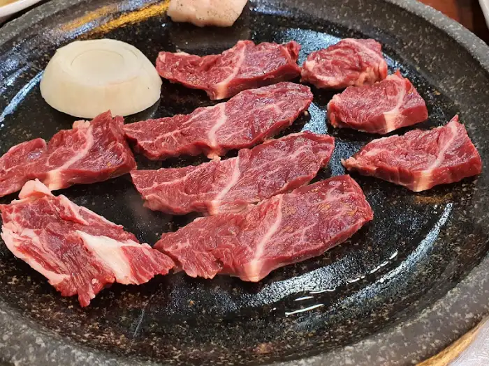 먹음직스럽게 구워지고 있는 소고기