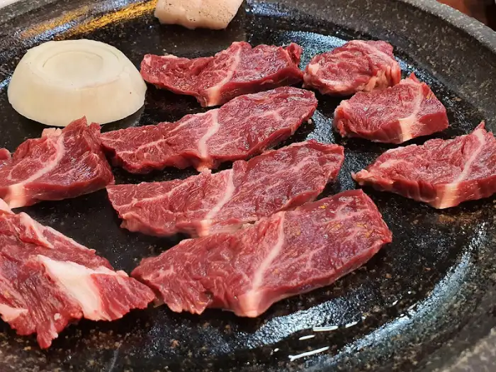 두툼하고 신선한 소고기 덩어리