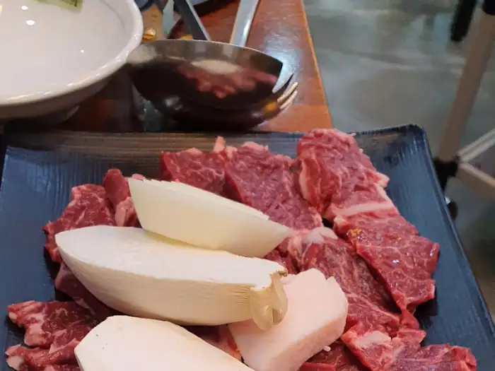 넓적한 버섯과 함께 준비된 소고기