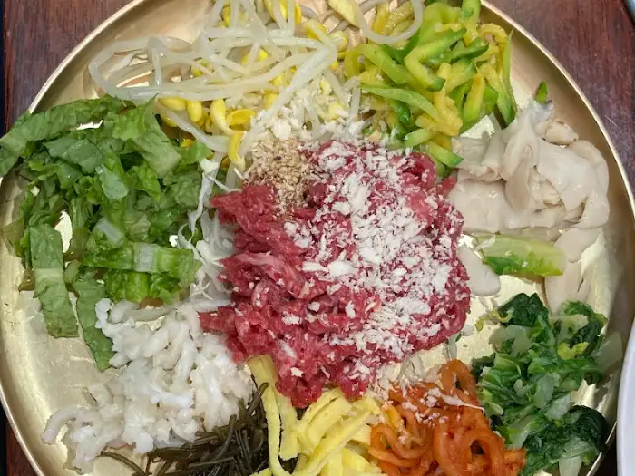 색색의 채소와 육회가 조화로운 육회 비빔밥
