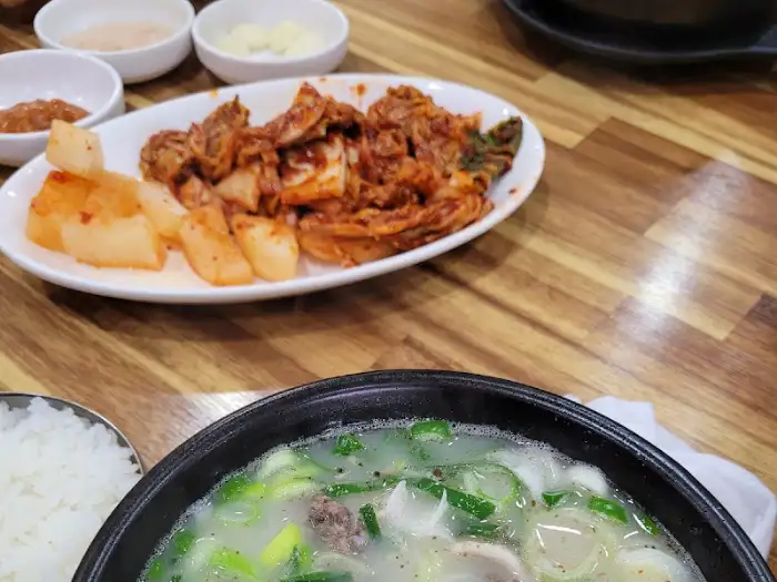 테이블에 놓인 순대국과 김치, 밥