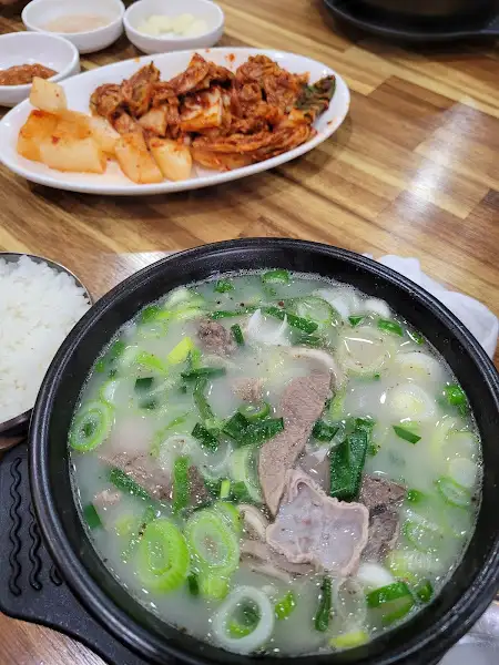 테이블에 놓인 순대국과 김치