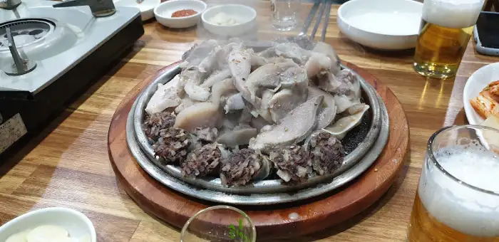 테이블에 놓인 순대 모듬