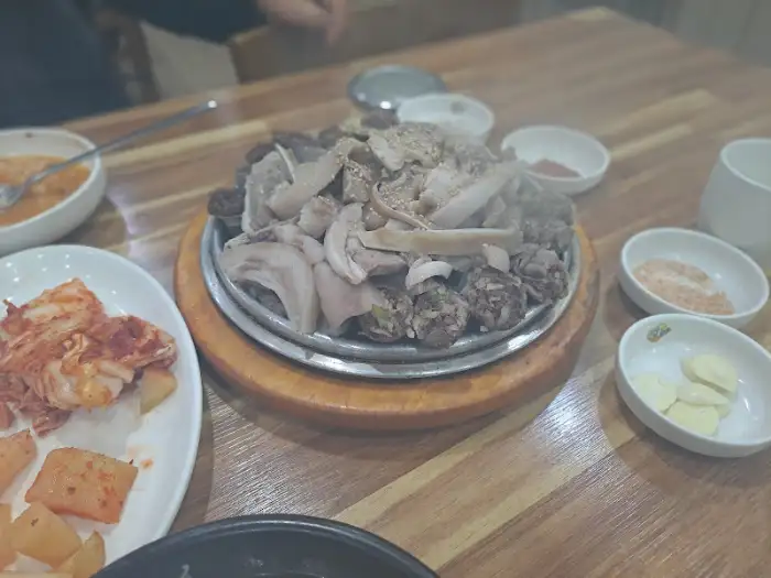 테이블에 놓인 순대 모듬과 곁들임 찬