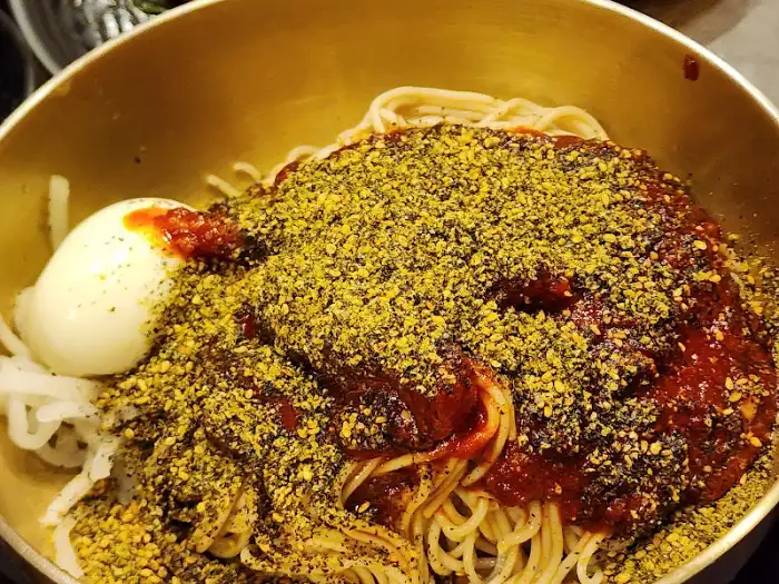 비빔 막국수의 양념과 계란