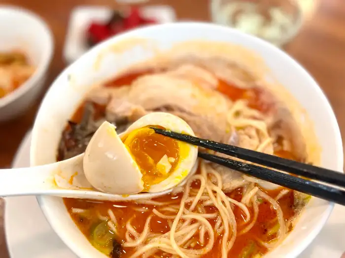 반숙 계란과 차슈가 올라간 라멘