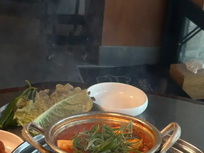 식사 공간과 창밖 풍경