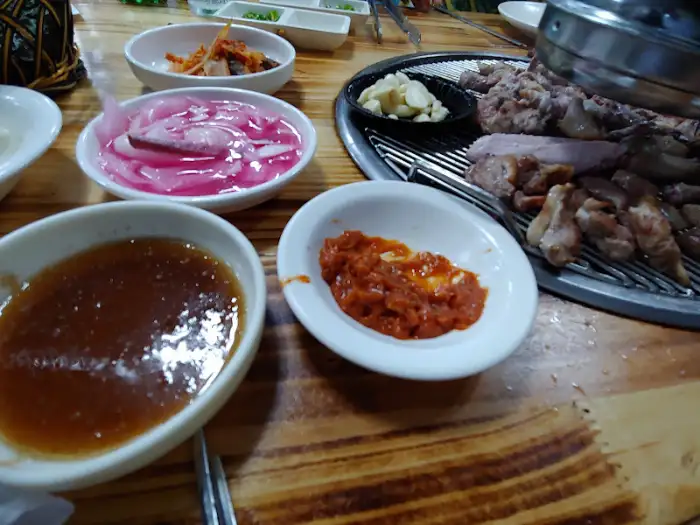 식탁에 놓인 반찬들과 오리고기