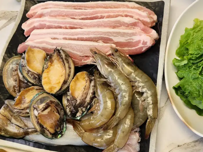 신선한 전복, 장어, 새우, 삼겹살로 구성된 진도삼합구이