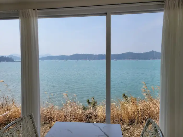 정갈하게 담긴 밑반찬의 일부