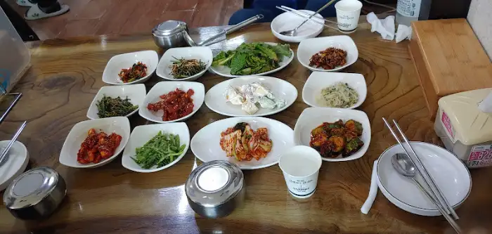 식탁에 차려진 여러 반찬과 밥