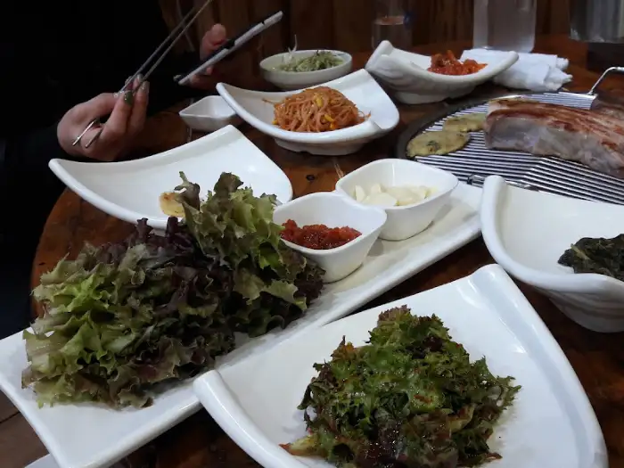 상추 쌈을 준비하며 찍은 테이블 세팅 사진