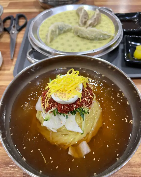 만두가 찜기에 담겨 나온 모습
