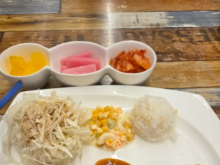바삭왕돈까스 김치, 단무지, 깍두기 반찬 구성
