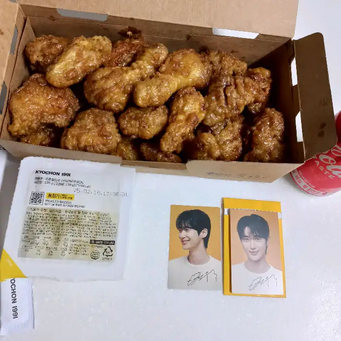 박스 안에 가득 담긴 치킨 조각들, 일부는 양념이 되어 있음