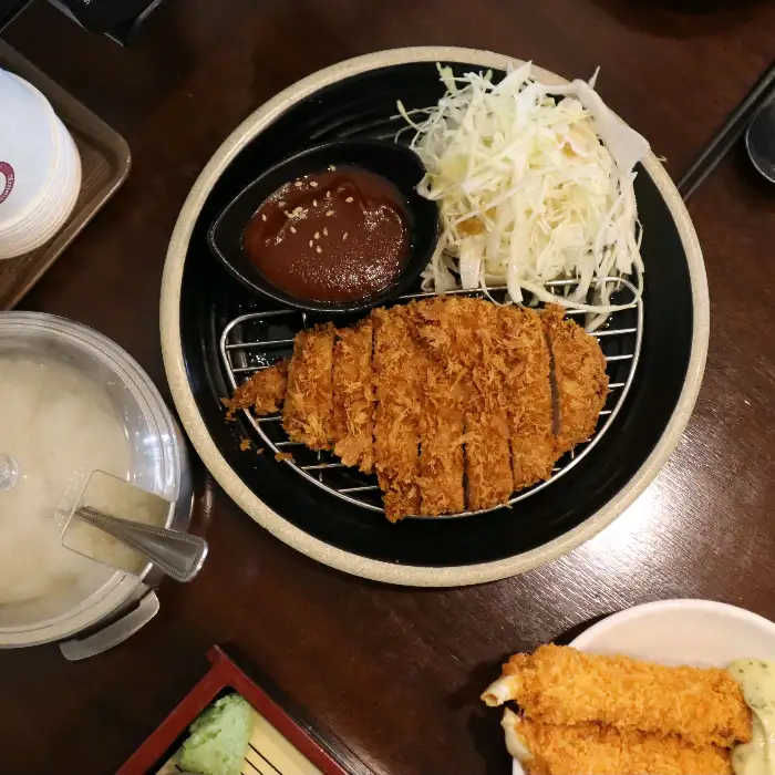 삼동소바 세종점의 바삭한 돈까스와 신선한 샐러드