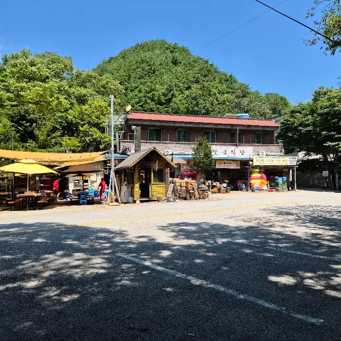 계곡 옆에 자리한 식당 건물 전경
