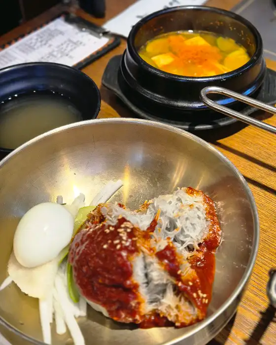이동갈비와 함께 나온 된장찌개, 동치미