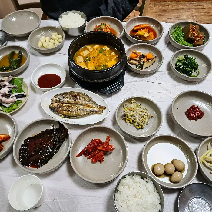 옥천골한정식 상차림 전체 모습, 다양한 한정식 반찬과 메인 요리