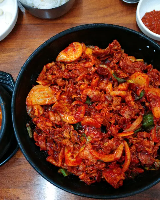 접시 가득 담긴 양념 돼지불백