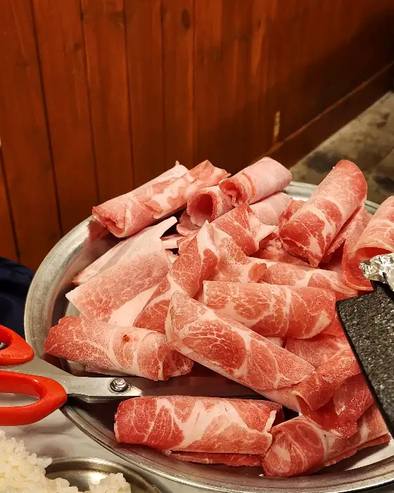 잘 썰린 냉동 삼겹살 덩어리