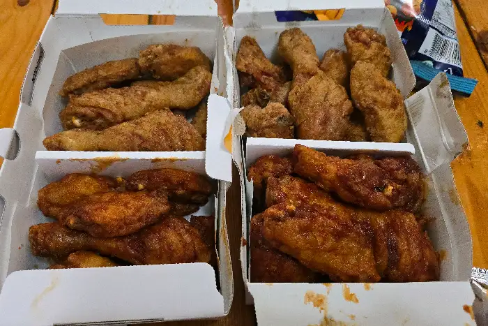 두 칸으로 나뉜 치킨 박스, 왼쪽은 후라이드, 오른쪽은 양념 치킨