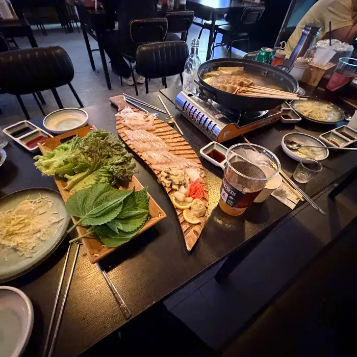 신선한 모듬회 한상차림