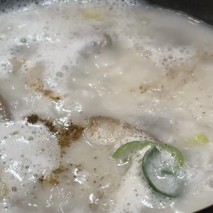 순대국밥 국물 속 다양한 건더기들의 모습