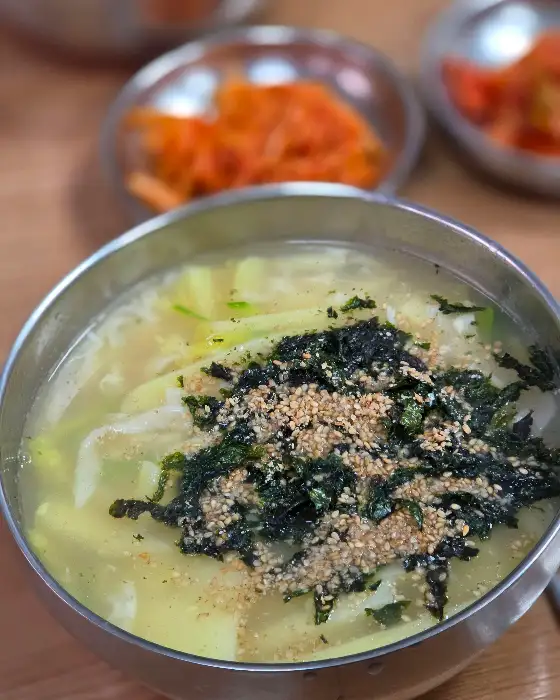 김가루와 깨가 듬뿍 뿌려진 칼국수 그릇