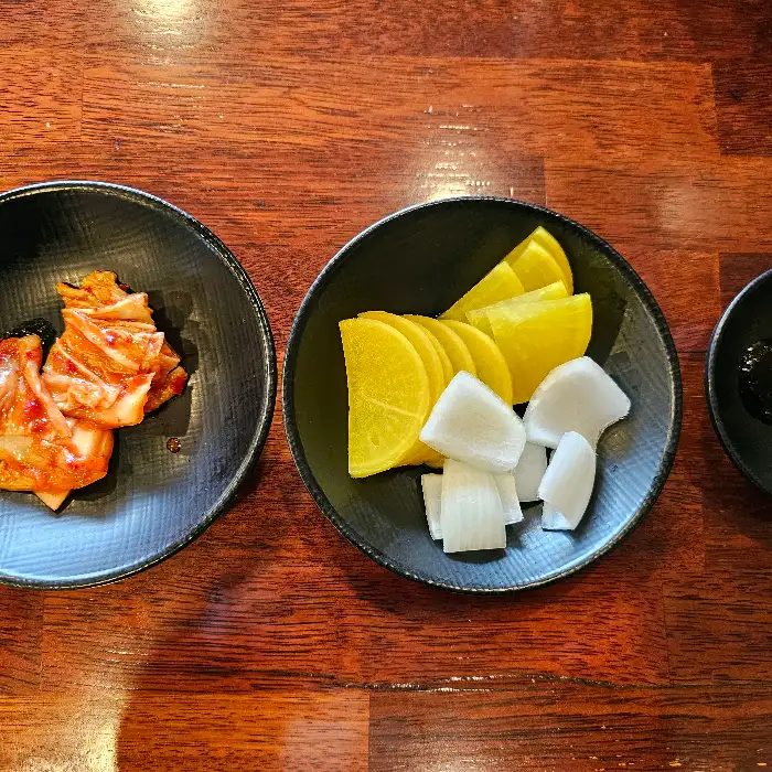 김치와 단무지, 양파 등의 밑반찬