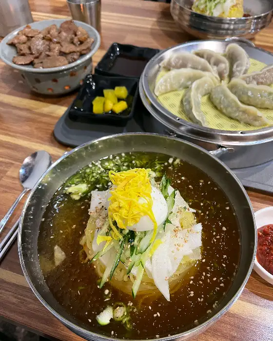 물밀면과 석쇠불고기, 만두가 함께 차려진 모습