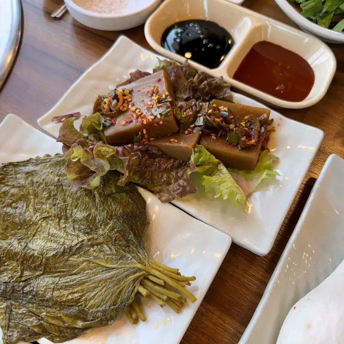 도토리묵 무침과 깻잎 장아찌가 정갈하게 담겨 나온 등대숯불장어 밑반찬