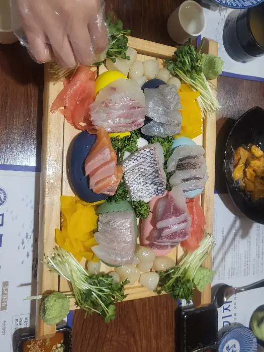 다양한 생선회 한 상차림