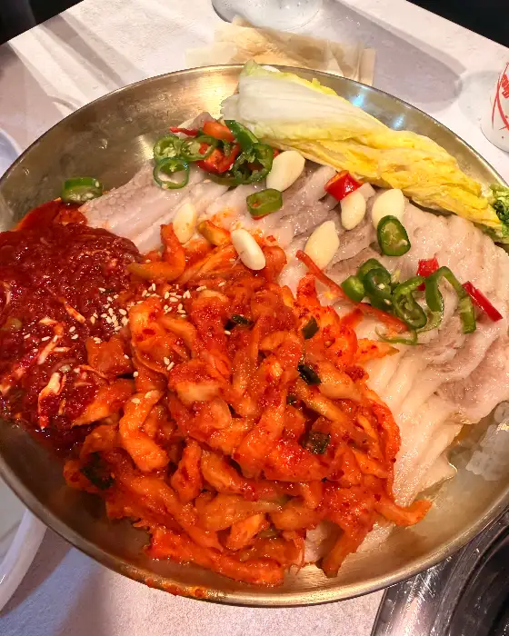 배추, 마늘, 고추와 함께 싸 먹는 가브리살 보쌈
