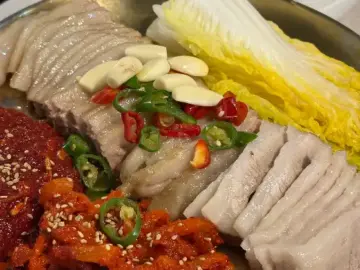 손정보쌈 가산디지털단지역점의 푸짐한 가브리살 보쌈 한 접시