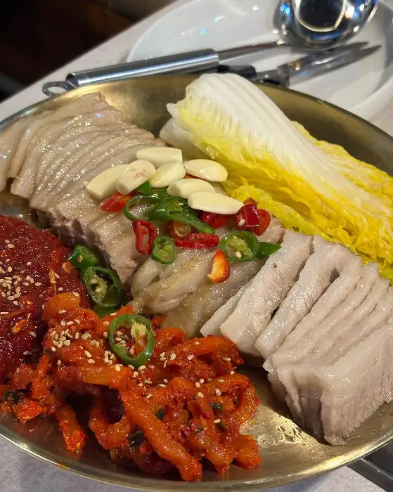 손정보쌈 가산디지털단지역점의 푸짐한 가브리살 보쌈 한 접시
