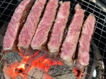 황소실비 숯불 위 지글거리는 두툼한 등심 구이