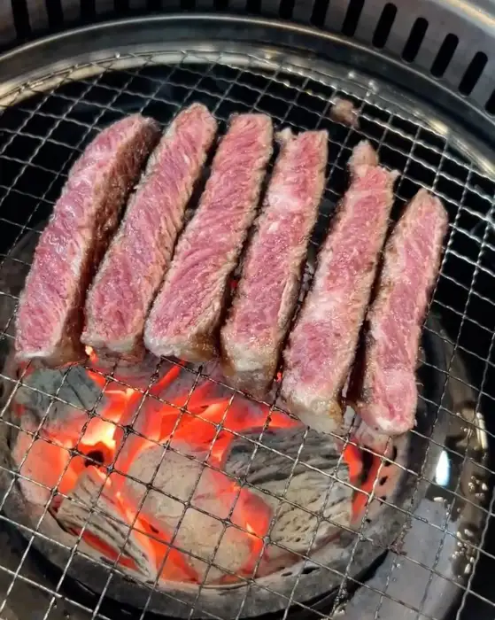 황소실비 숯불 위 지글거리는 두툼한 등심 구이