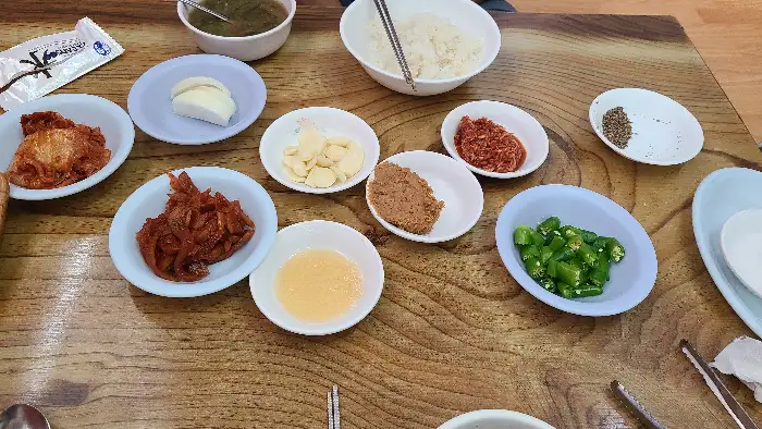다양한 종류의 반찬과 쌈 채소가 차려진 식탁