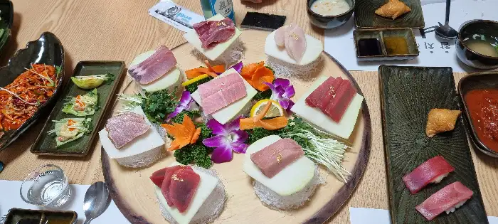 정갈하게 플레이팅된 다양한 참치회와 곁들임 메뉴가 돋보이는 명가 나주혁신점의 한 상 차림