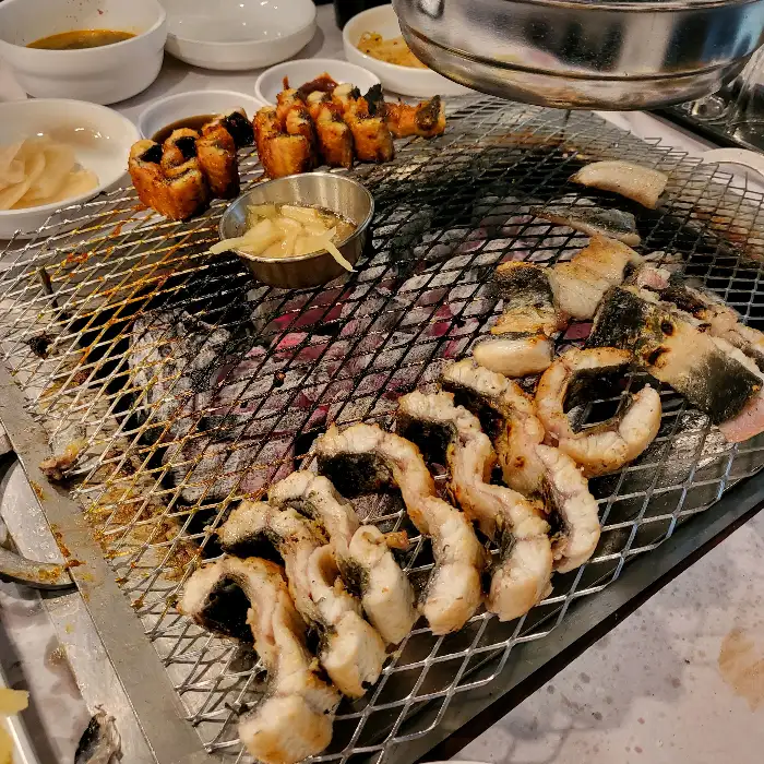 일백풍천민물장어 화명본점의 숯불 위에서 노릇하게 구워지는 장어